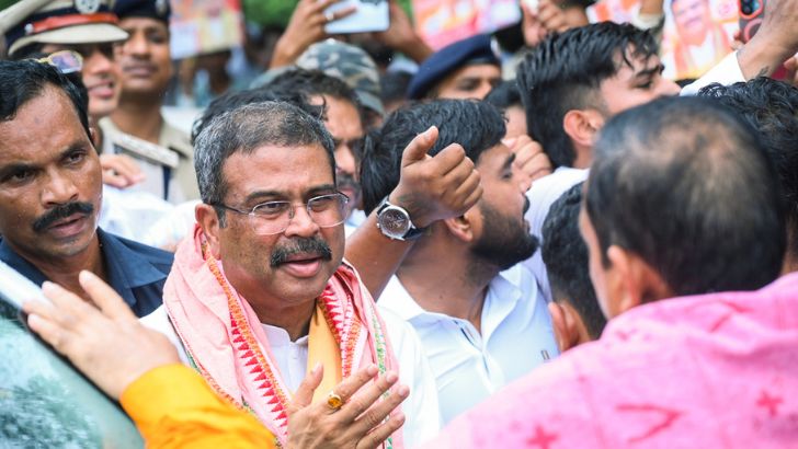 https://www.salarnews.in/public/uploads/images/newsimages/maannewsimage09082026_164912_Dharmendra.jpg
