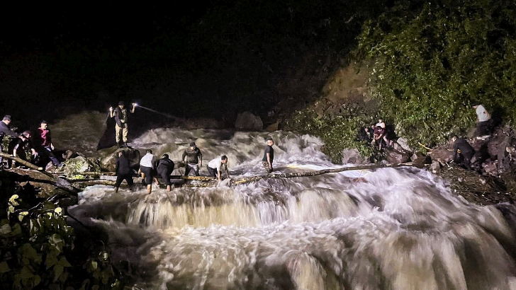 https://www.salarnews.in/public/uploads/images/newsimages/maannewsimage14092025_191334_Landslides.png