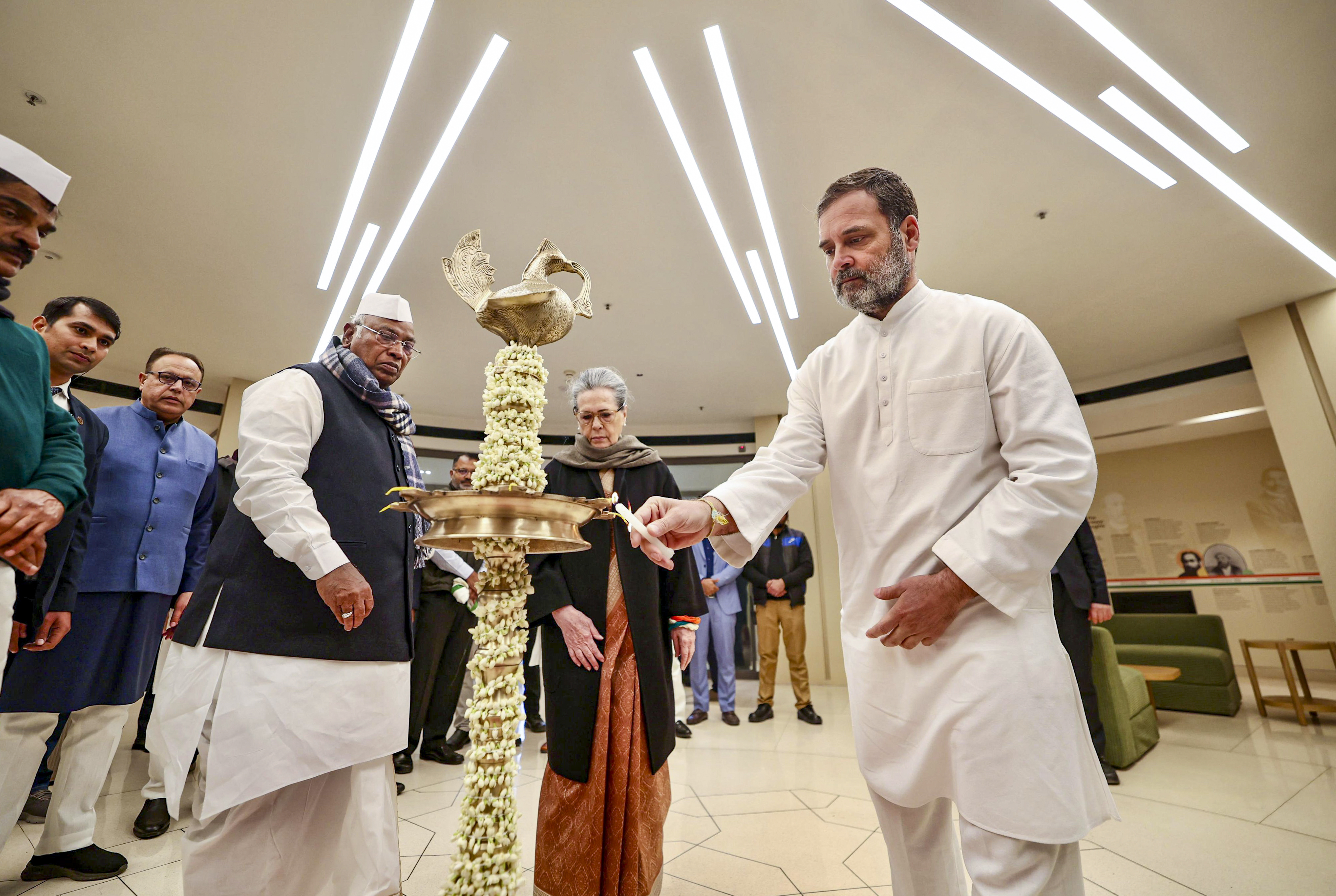 https://www.salarnews.in/public/uploads/images/newsimages/maannewsimage15012025_162614_PTI01_15_2025_000169A.jpg