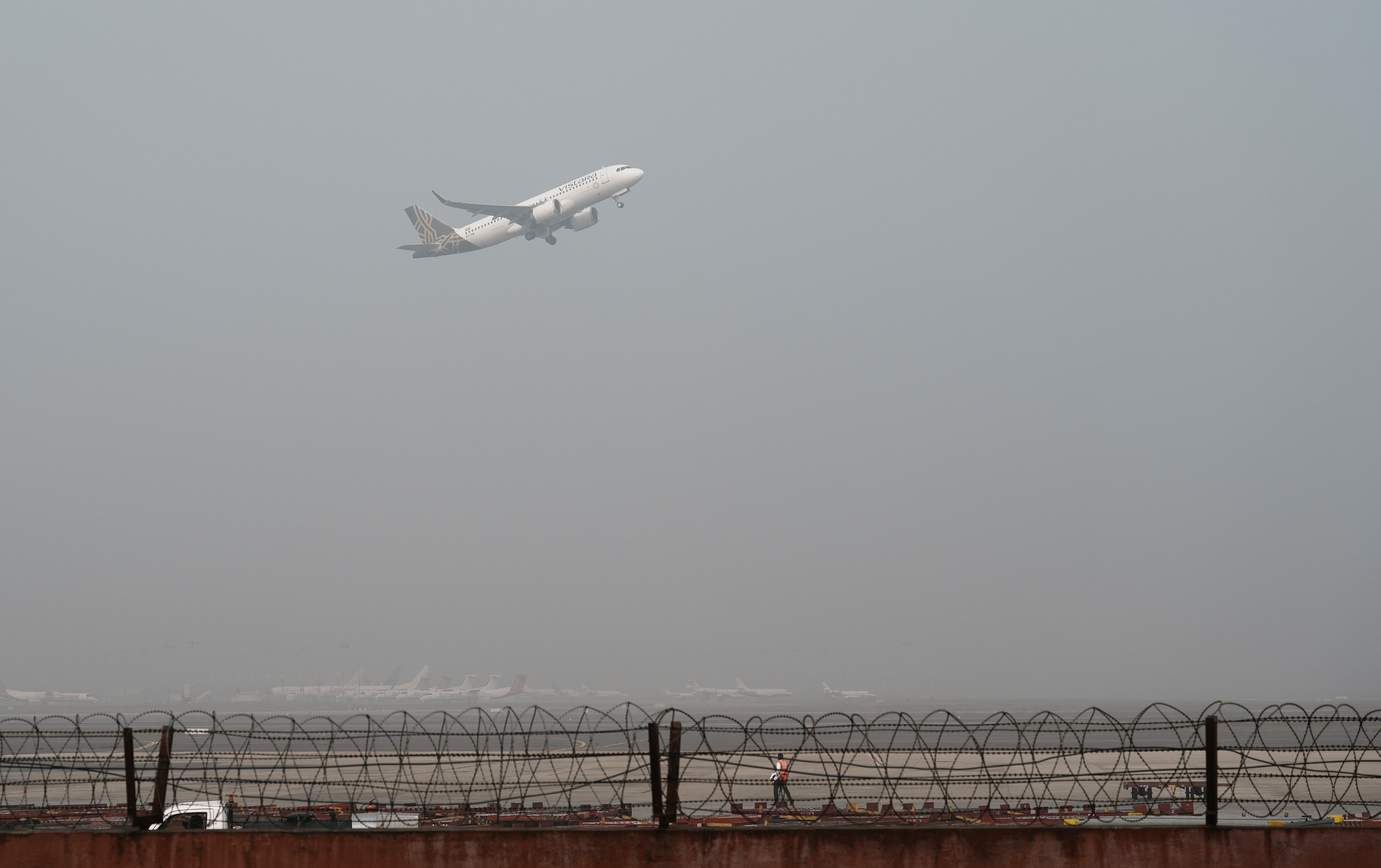 https://www.salarnews.in/public/uploads/images/newsimages/maannewsimage16052025_205228_flights1.jpg