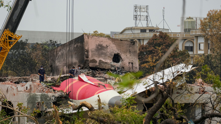 https://www.salarnews.in/public/uploads/images/newsimages/maannewsimage18062025_150851_plane.png
