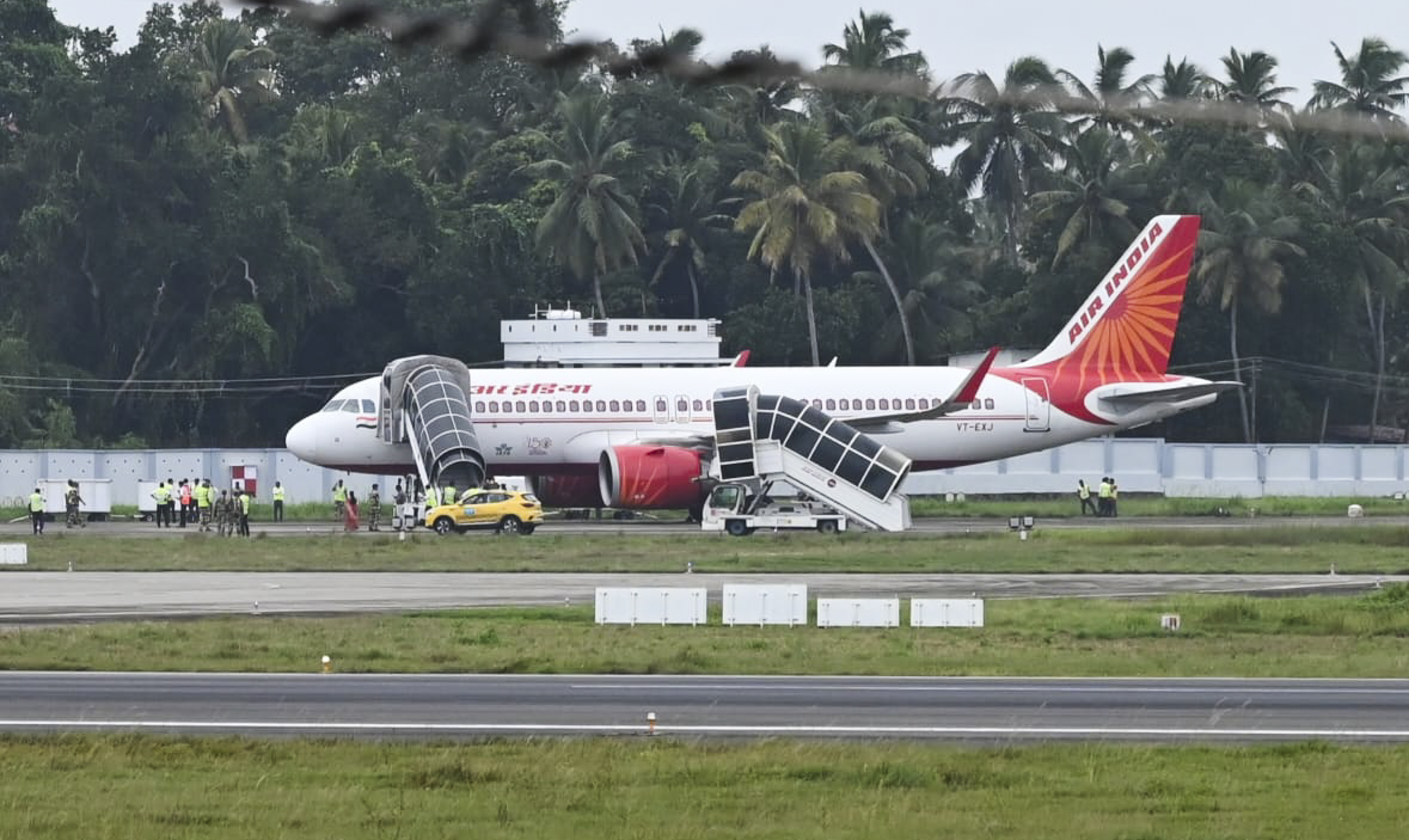 https://www.salarnews.in/public/uploads/images/newsimages/maannewsimage21062025_150109_air_india.jpg