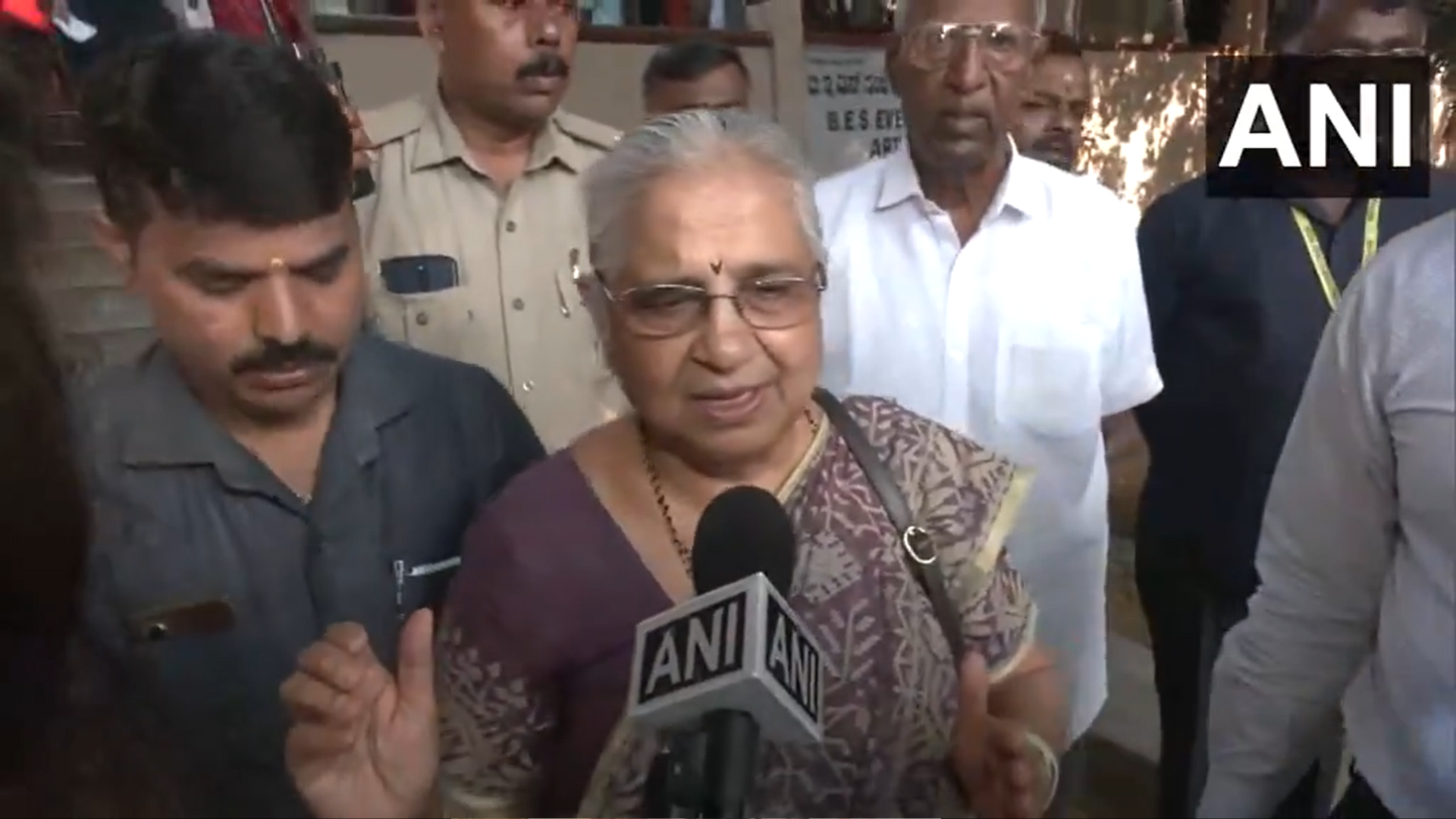 https://www.salarnews.in/public/uploads/images/newsimages/maannewsimage26042024_095440_LS_polls_sudhamurthy.png