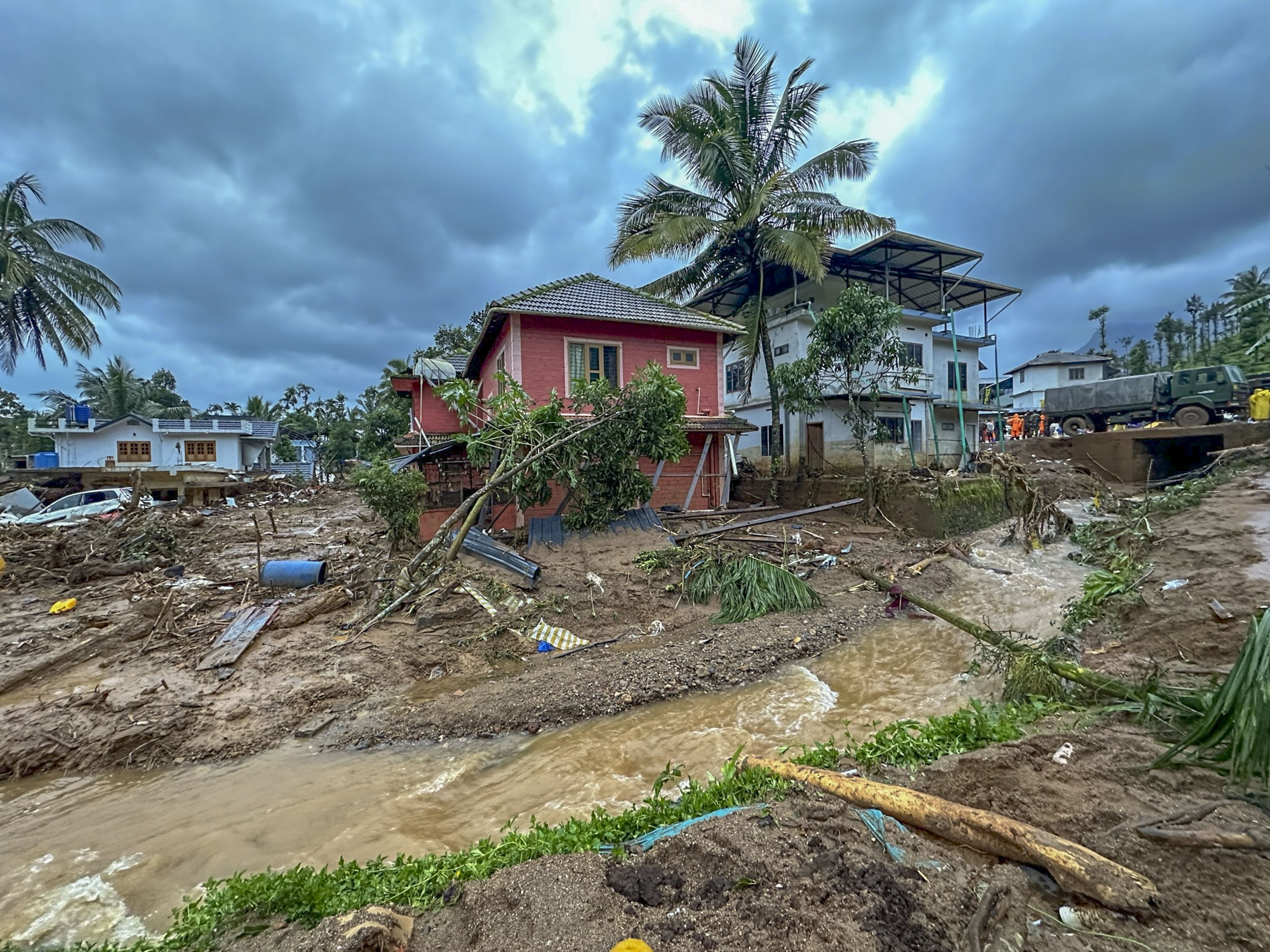 https://www.salarnews.in/public/uploads/images/newsimages/maannewsimage31072024_155850_wayanad_landslide2.jpg
